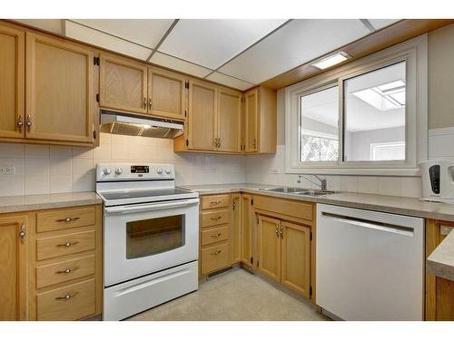 639 1 Street North, Vulcan, AB - Indoor Photo Showing Kitchen