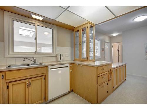 639 1 Street North, Vulcan, AB - Indoor Photo Showing Kitchen With Double Sink