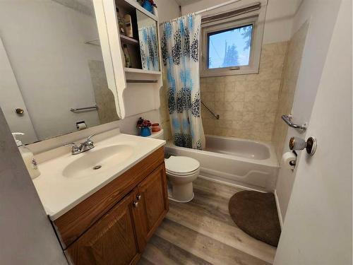 444 Penworth Rise Se, Calgary, AB - Indoor Photo Showing Bathroom