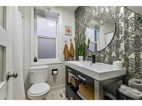 2023 8 Avenue Se, Calgary, AB - Indoor Photo Showing Bathroom