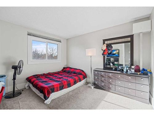 2-131 Templehill Drive Ne, Calgary, AB - Indoor Photo Showing Bedroom