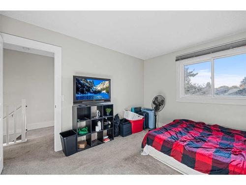 2-131 Templehill Drive Ne, Calgary, AB - Indoor Photo Showing Bedroom