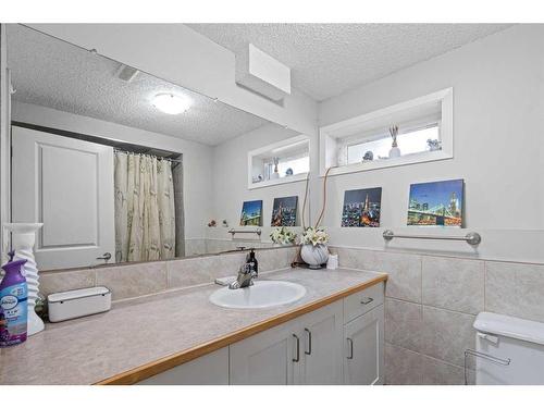 2-131 Templehill Drive Ne, Calgary, AB - Indoor Photo Showing Bathroom