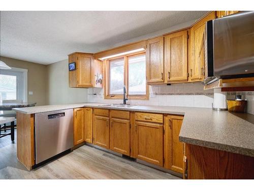 36 Taylor Way Se, Airdrie, AB - Indoor Photo Showing Kitchen