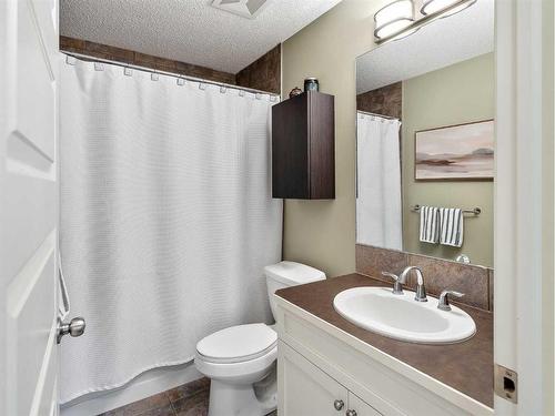 264 Brightonwoods Gardens Se, Calgary, AB - Indoor Photo Showing Bathroom