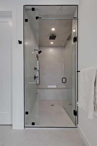 2414 32 Street Sw, Calgary, AB - Indoor Photo Showing Bathroom