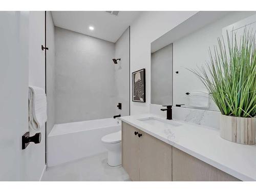 2414 32 Street Sw, Calgary, AB - Indoor Photo Showing Bathroom