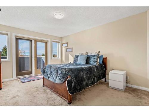 38 Woodbriar Place Sw, Calgary, AB - Indoor Photo Showing Bedroom