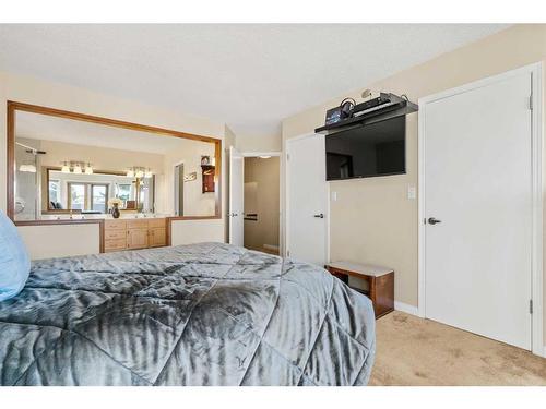 38 Woodbriar Place Sw, Calgary, AB - Indoor Photo Showing Bedroom