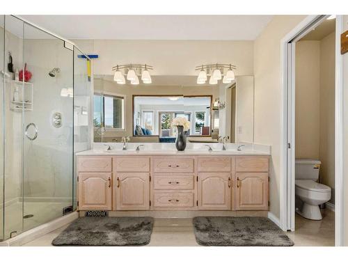 38 Woodbriar Place Sw, Calgary, AB - Indoor Photo Showing Bathroom