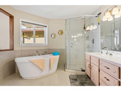 38 Woodbriar Place Sw, Calgary, AB - Indoor Photo Showing Bathroom