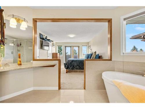 38 Woodbriar Place Sw, Calgary, AB - Indoor Photo Showing Bathroom