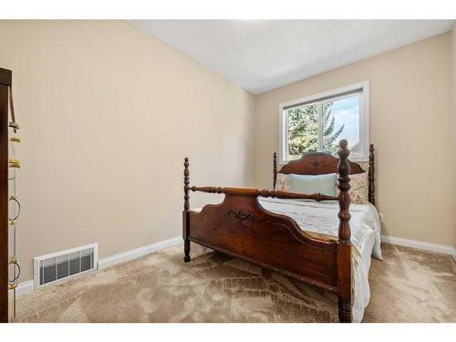 38 Woodbriar Place Sw, Calgary, AB - Indoor Photo Showing Bedroom