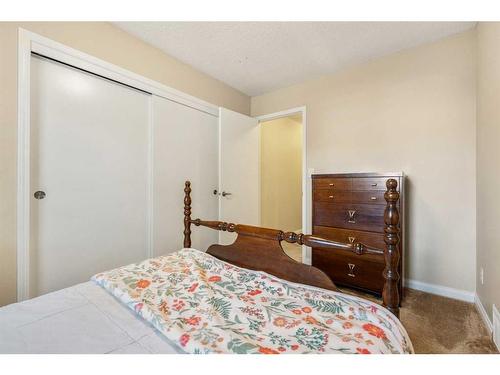 38 Woodbriar Place Sw, Calgary, AB - Indoor Photo Showing Bedroom