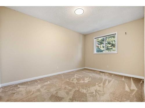 38 Woodbriar Place Sw, Calgary, AB - Indoor Photo Showing Other Room