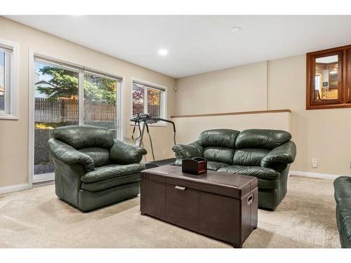 38 Woodbriar Place Sw, Calgary, AB - Indoor Photo Showing Other Room