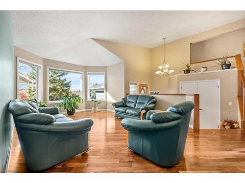 38 Woodbriar Place Sw, Calgary, AB - Indoor Photo Showing Living Room