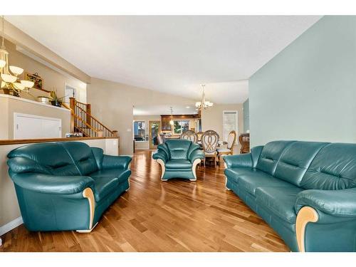 38 Woodbriar Place Sw, Calgary, AB - Indoor Photo Showing Living Room