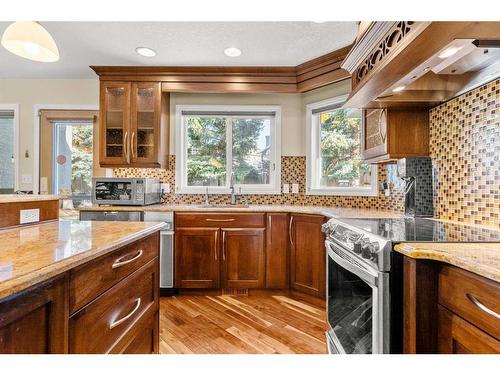 38 Woodbriar Place Sw, Calgary, AB - Indoor Photo Showing Kitchen