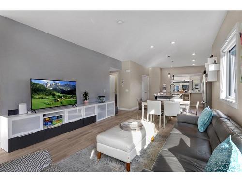 701-218 Sherwood Square Nw, Calgary, AB - Indoor Photo Showing Living Room