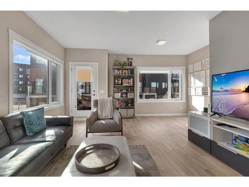 701-218 Sherwood Square Nw, Calgary, AB - Indoor Photo Showing Living Room