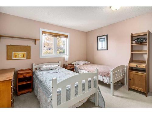 436 Strathcona Mews Sw, Calgary, AB - Indoor Photo Showing Bedroom