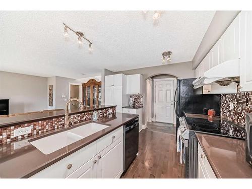 125 Cougarstone Place Sw, Calgary, AB - Indoor Photo Showing Kitchen