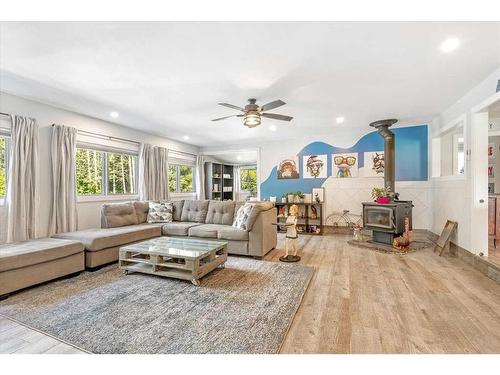 71067 Township Road 38-0, Rural Clearwater County, AB - Indoor Photo Showing Living Room