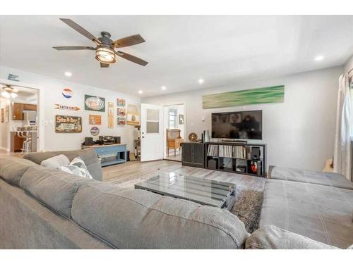 71067 Township Road 38-0, Rural Clearwater County, AB - Indoor Photo Showing Living Room