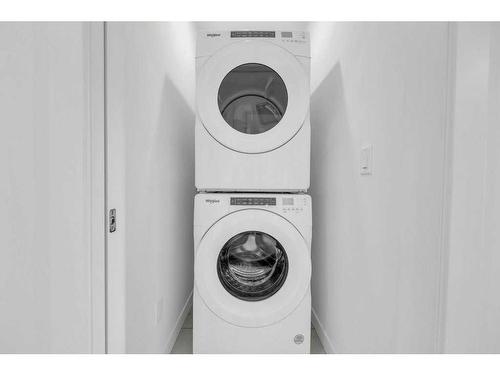 636 Dawson Drive, Chestermere, AB - Indoor Photo Showing Laundry Room