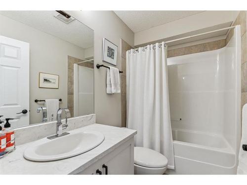 89 Somme Boulevard Sw, Calgary, AB - Indoor Photo Showing Bathroom