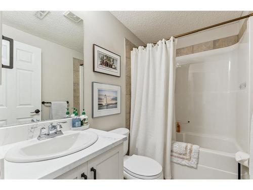 89 Somme Boulevard Sw, Calgary, AB - Indoor Photo Showing Bathroom