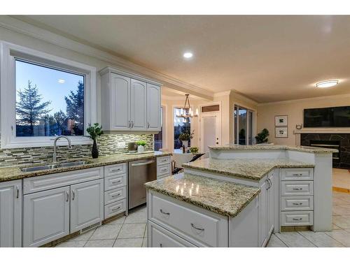 214 Slopeview Drive Sw, Calgary, AB - Indoor Photo Showing Kitchen