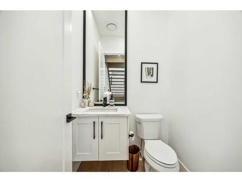 2210 6 Avenue Nw, Calgary, AB - Indoor Photo Showing Bathroom