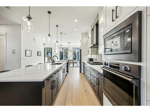 2210 6 Avenue Nw, Calgary, AB - Indoor Photo Showing Kitchen With Upgraded Kitchen