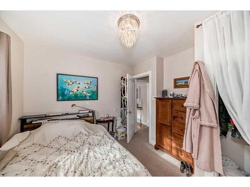 348 2 Avenue Ne, Calgary, AB - Indoor Photo Showing Bedroom