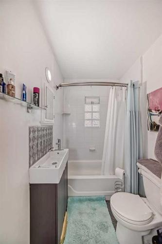 348 2 Avenue Ne, Calgary, AB - Indoor Photo Showing Bathroom