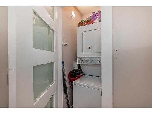 348 2 Avenue Ne, Calgary, AB - Indoor Photo Showing Laundry Room