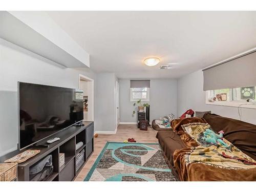 348 2 Avenue Ne, Calgary, AB - Indoor Photo Showing Living Room