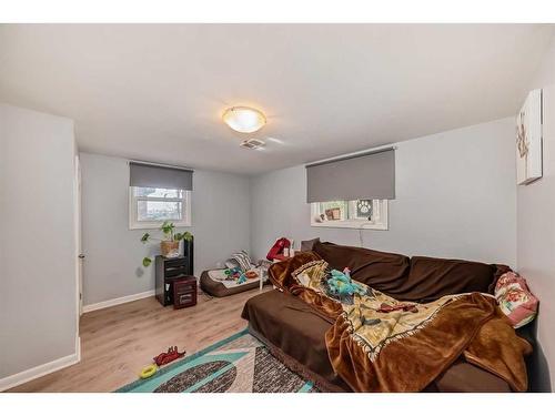 348 2 Avenue Ne, Calgary, AB - Indoor Photo Showing Living Room