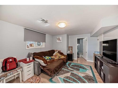 348 2 Avenue Ne, Calgary, AB - Indoor Photo Showing Living Room