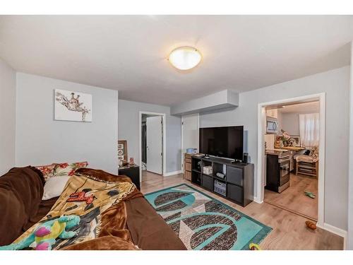 348 2 Avenue Ne, Calgary, AB - Indoor Photo Showing Living Room