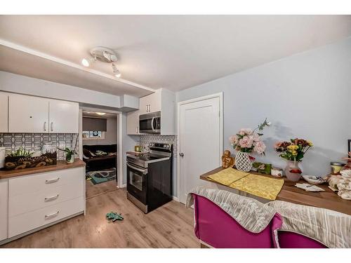 348 2 Avenue Ne, Calgary, AB - Indoor Photo Showing Kitchen