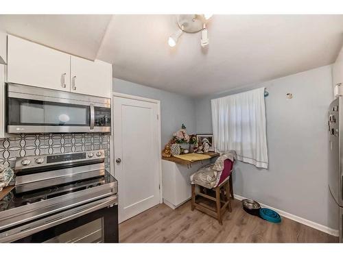 348 2 Avenue Ne, Calgary, AB - Indoor Photo Showing Kitchen