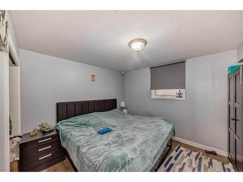 348 2 Avenue Ne, Calgary, AB - Indoor Photo Showing Bedroom