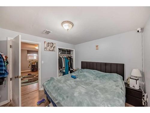 348 2 Avenue Ne, Calgary, AB - Indoor Photo Showing Bedroom