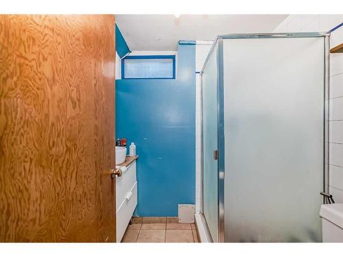 348 2 Avenue Ne, Calgary, AB - Indoor Photo Showing Bathroom