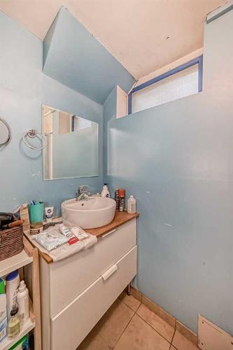 348 2 Avenue Ne, Calgary, AB - Indoor Photo Showing Bathroom