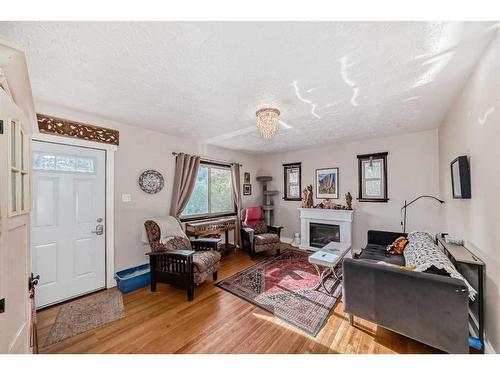 348 2 Avenue Ne, Calgary, AB - Indoor Photo Showing Living Room With Fireplace