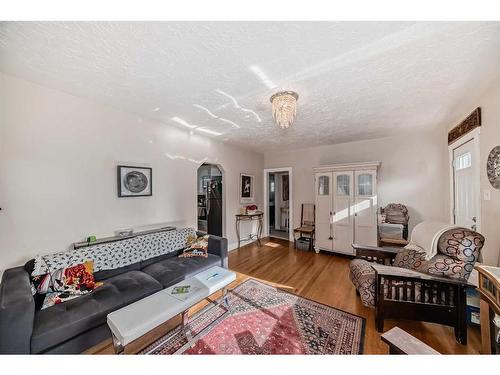 348 2 Avenue Ne, Calgary, AB - Indoor Photo Showing Living Room